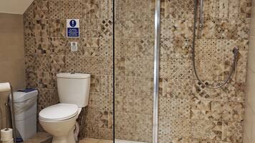 Apartment, 3 Bedrooms (Mendip View) | Bathroom | Towels