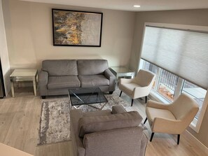 Casa, 3 habitaciones, balcón | Área de sala de estar | Libros 