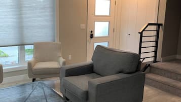 House, 3 Bedrooms, Balcony | Living area | Books