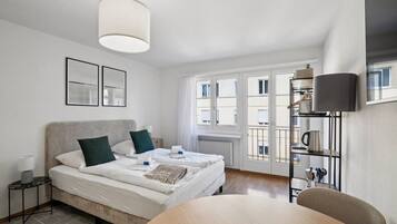 Schreibtisch, BĂŒgeleisen/BĂŒgelbrett, WLAN, BettwĂ€sche