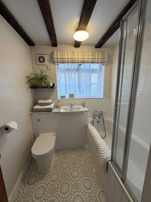 Bathroom - Pretty town cottage in Harleston, Norfolk. Pet friendly. (Harleston)
