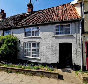 Exterior - Pretty town cottage in Harleston, Norfolk. Pet friendly. (Harleston)