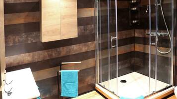 Ducha, secador de pelo, toallas