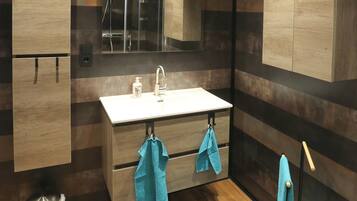 淋浴设施、吹风机、毛巾