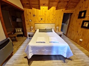 Romantic Loft, Partial Lake View | In-room safe, blackout drapes, free WiFi, bed sheets - Cabañas El Remanso (Puerto Manzano)