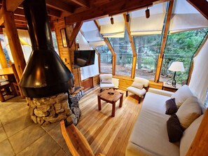 Hytte – panorama, resort-utsikt | Oppholdsområde | En 43-tommers smart-TV med digitale kanaler