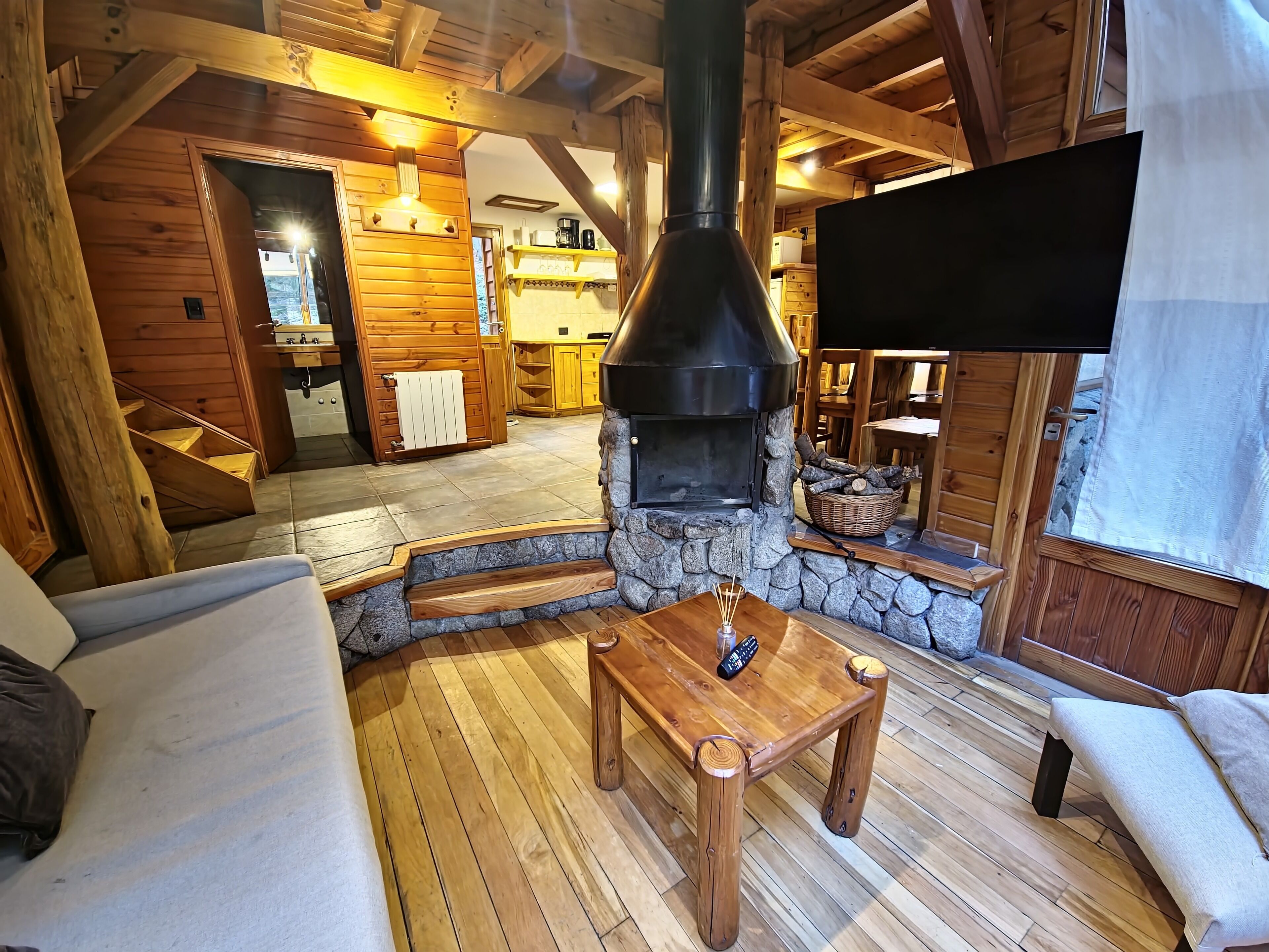 Hytte – panorama, resort-utsikt | Oppholdsområde | En 43-tommers smart-TV med digitale kanaler