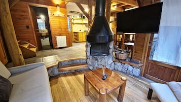 Hytte – panorama, resort-utsikt | Oppholdsområde | En 43-tommers smart-TV med digitale kanaler