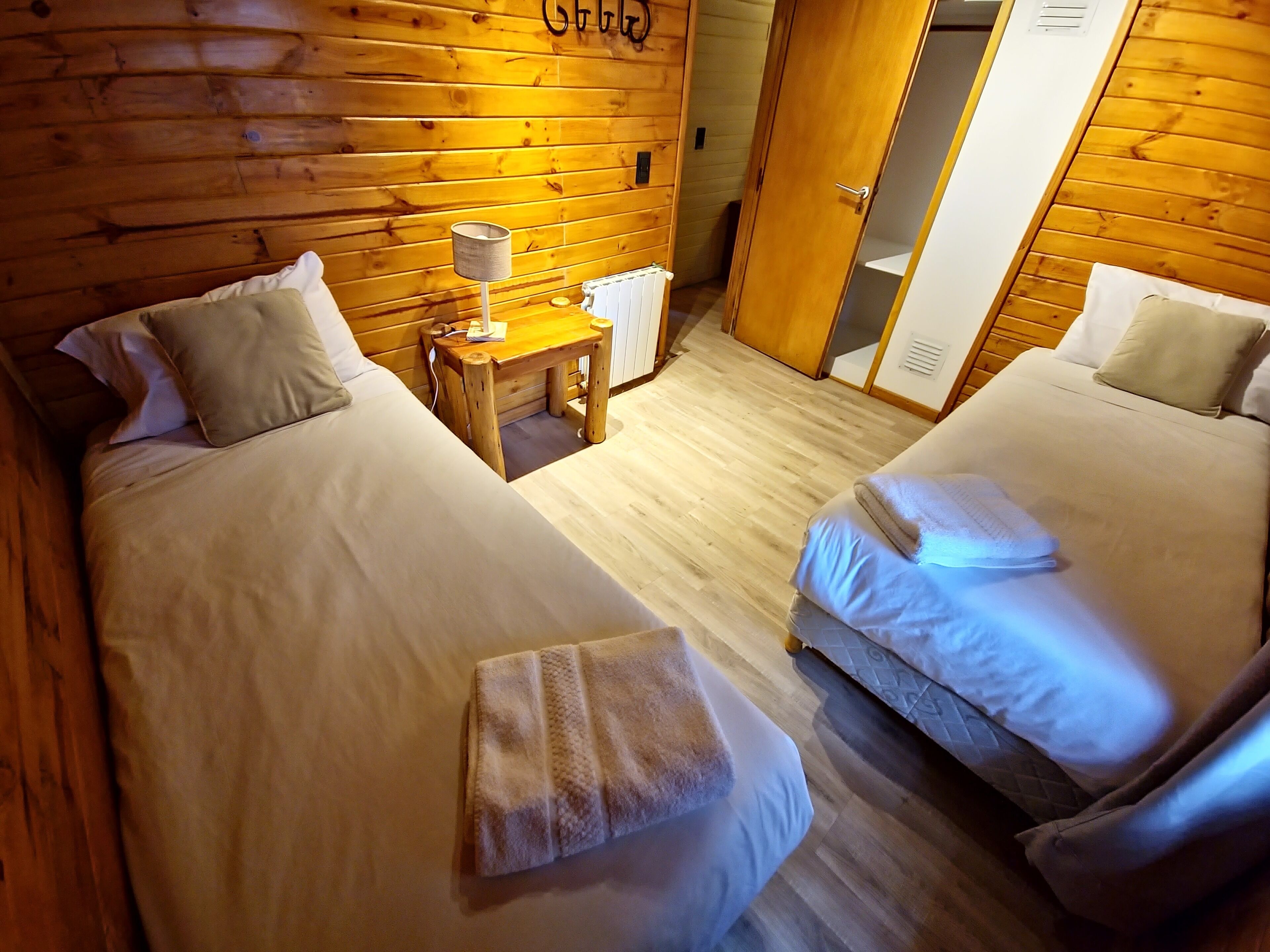 Caja fuerte, cortinas opacas, wifi gratis