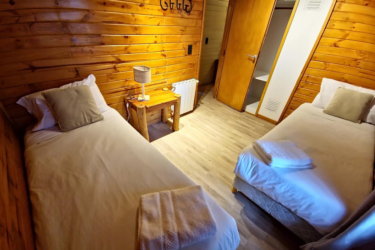 Caja fuerte, cortinas opacas, wifi gratis