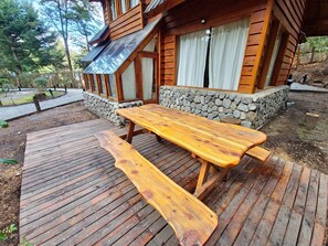 Cabaña de diseño, vistas al complejo turístico | Restaurante al aire libre