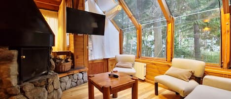 パノラミック キャビン リゾートビュー | リビング エリア | 43 インチのスマートテレビ (デジタル放送視聴可)