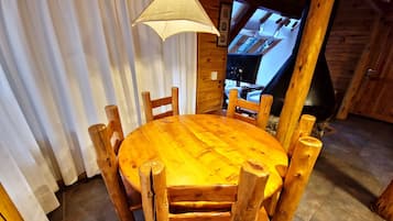 Panorama huisje, uitzicht op resort | Dineerruimte