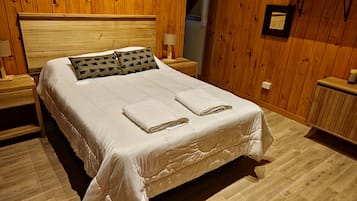 Romantisk loftsrom, delvis utsikt mot innsjø | Safe på rommet, blendingsgardiner, wi-fi (inkludert) og sengetøy