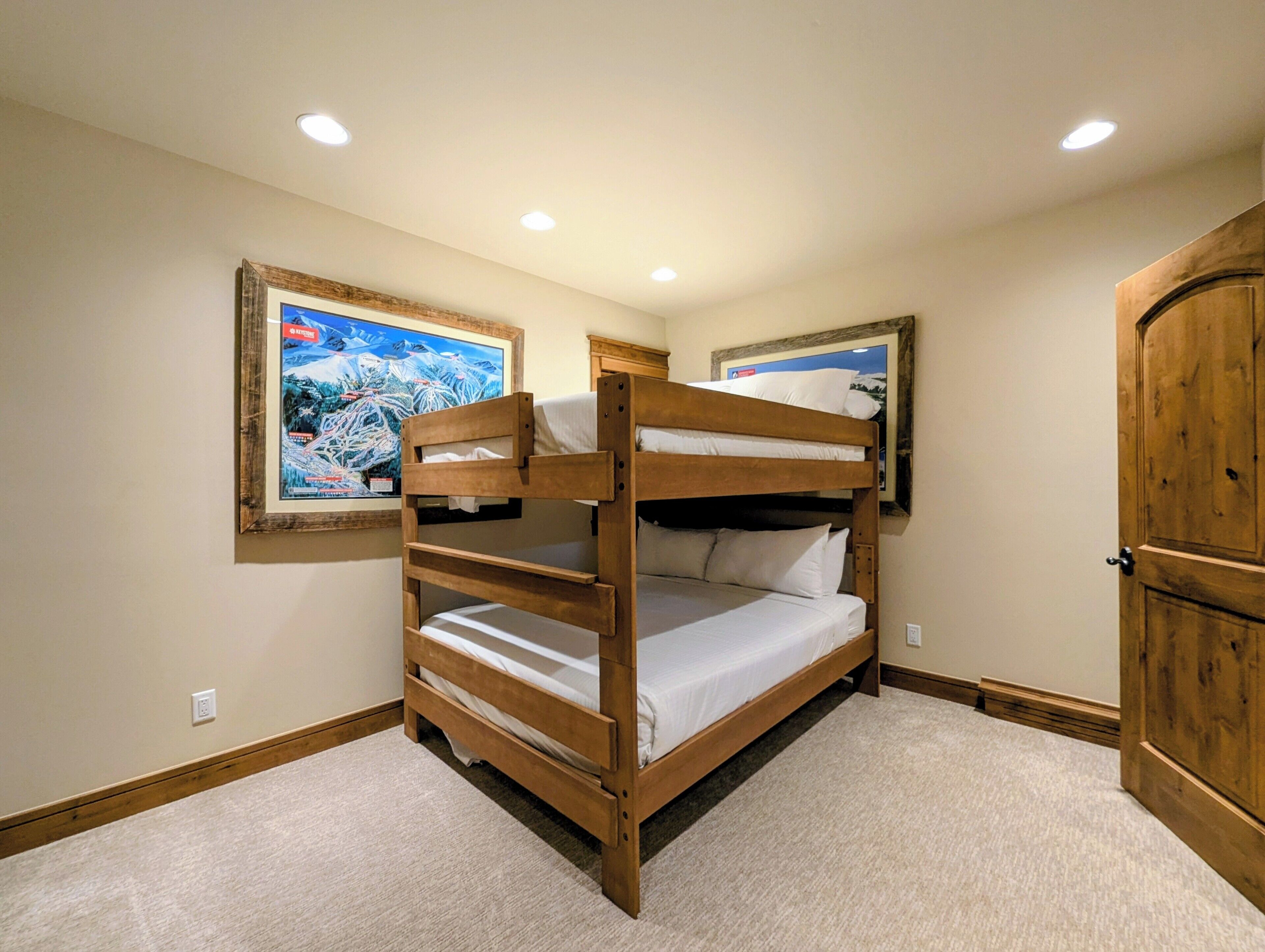 5 soverom, strykejern/-brett, wi-fi og sengetøy