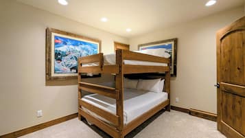 5 soverom, strykejern/-brett, wi-fi og sengetøy