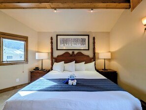 5 bedrooms, iron/ironing board, WiFi, bed sheets