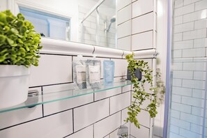 Regadera, secadora de cabello, toallas, jabón 