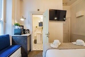 Tabla de planchar con plancha, internet y ropa de cama 