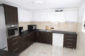 Private kitchen - Tranquil 4-bedroom cabin in charming Colibita perfect for a relaxing getaway. (Colibita)