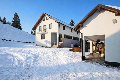 Tranquil 4-bedroom cabin in charming Colibita perfect for a relaxing getaway.