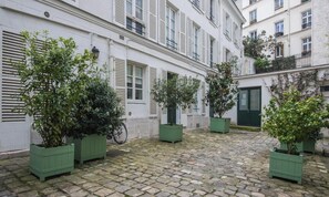 Exterior detail - A PERFECT BASE FOR EXPLORING PARIS & ENJOYING AN AUTHENTIC LEFT BANK EXPERIENCE. (Paris)