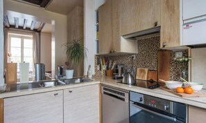 Fridge, oven, dishwasher, coffee/tea maker