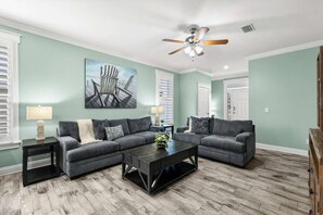 Smart TV, table football, ping pong - 3-bedroom, 2-bathroom retreat just 5-minute walk from the pristine beach! (Panama City Beach)