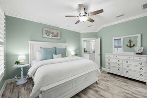 3 bedrooms, iron/ironing board, travel cot, free WiFi - 3-bedroom, 2-bathroom retreat just 5-minute walk from the pristine beach! (Panama City Beach)