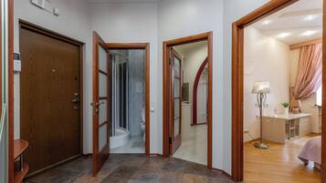 Apartamento Deluxe, no fumadores, vistas al patio | Baño