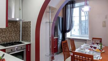 Apartamento Deluxe, no fumadores, vistas al patio | Cocina privada | Hervidor eléctrico