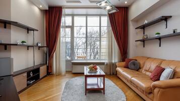 Apartamento Deluxe, no fumadores, vistas al patio | Tabla de planchar con plancha, wifi gratis, ropa de cama