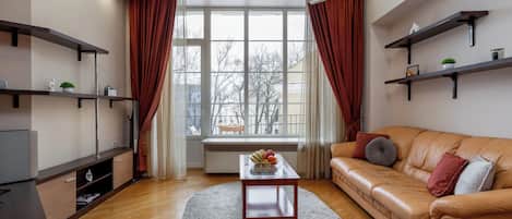 Deluxe Apartment, Non Smoking, Courtyard View | Hypo-allergenic bedding, iron/ironing board, free WiFi, bed sheets