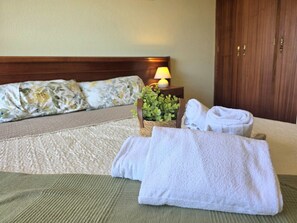 Tabla de planchar con plancha y ropa de cama 