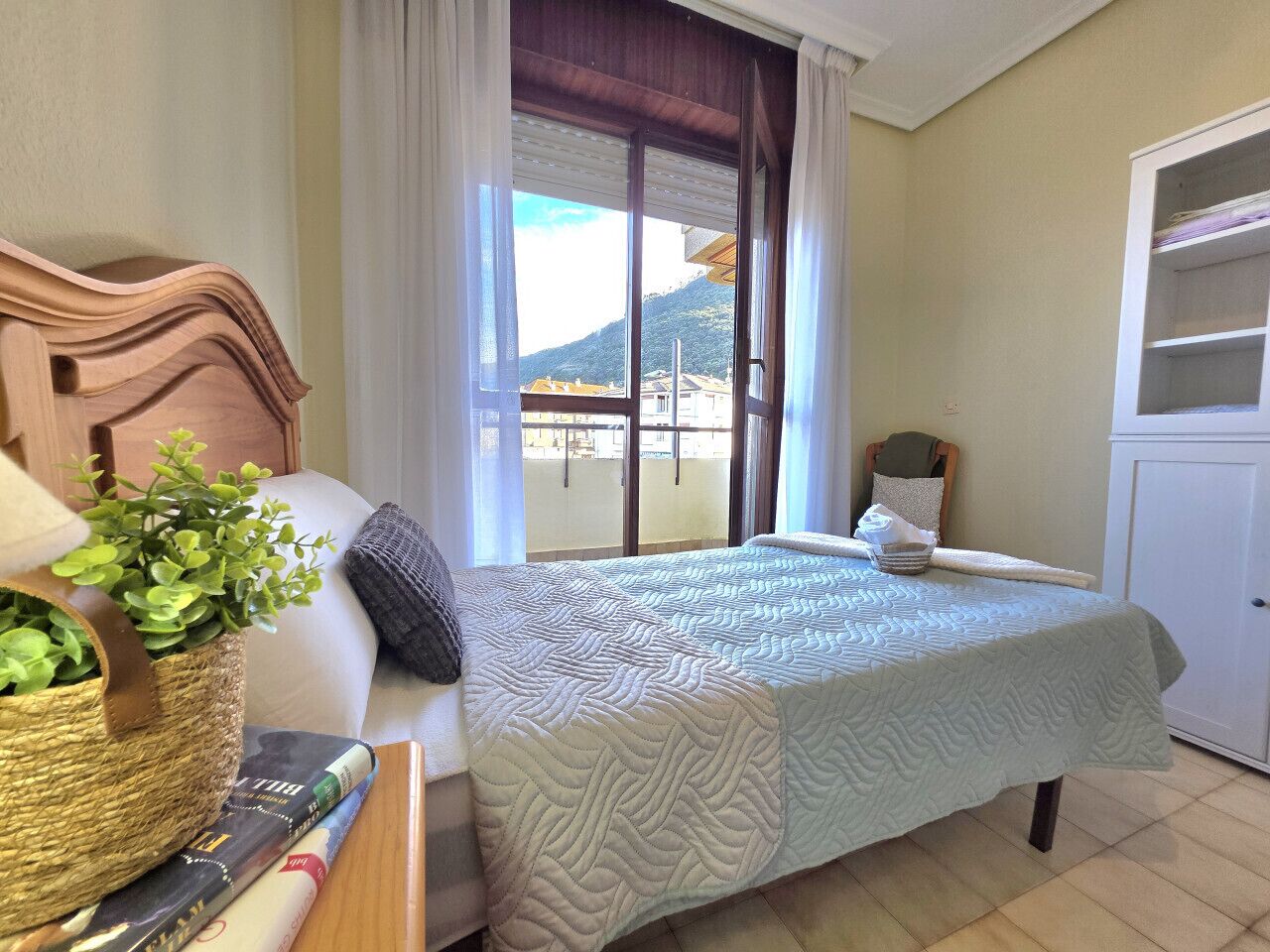 2 habitaciones, tabla de planchar con plancha y ropa de cama 