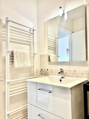 Ducha, toallas, jabón y papel higiénico