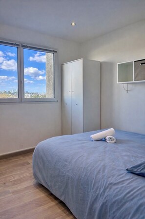 Escritorio, wifi gratis, ropa de cama