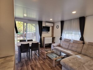 TV, pebolim, mesa de pingue-pongue