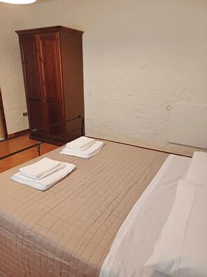 1 habitación, tabla de planchar con plancha, wifi gratis y ropa de cama 