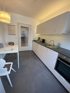 Fridge, oven, stovetop, dishwasher