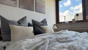 3 chambres, bureau, Wi-Fi gratuit, draps fournis