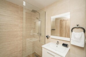 Asciugacapelli, bidet, asciugamani, sapone