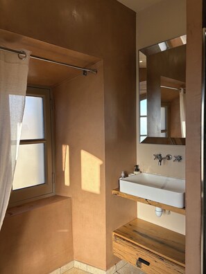 Regadera, secadora de cabello, toallas, jabón 