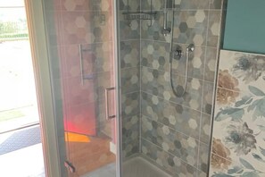 Douche, sèche-cheveux, bidet, savon