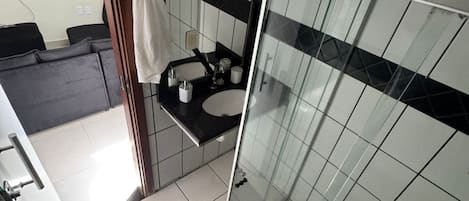 Dusche, Handtücher, Toilettenpapier