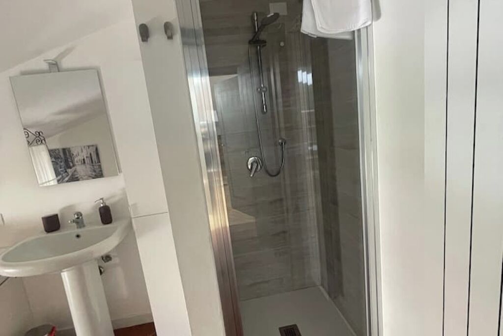 Regadera, secadora de cabello, bidet, toallas 