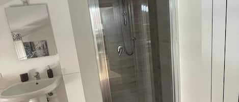 Regadera, secadora de cabello, bidet, toallas