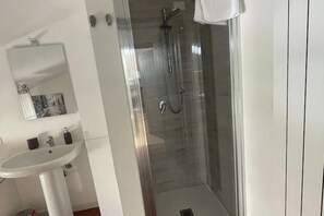 Suihku, hiustenkuivaaja, bidee, saippua