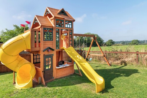 Four Oaks Cottage – Charming Family Stay with Hot Tub & Garden, Sleeps 8