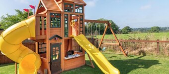 Four Oaks Cottage – Charming Family Stay with Hot Tub & Garden, Sleeps 8